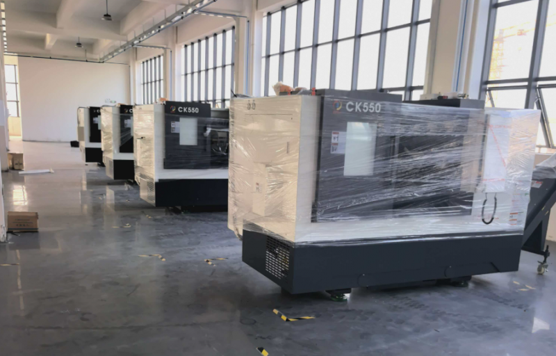 交付4台斜轨CK550数控车床配桁架机械手